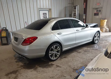 2017 Mercedes-Benz C 300 4Matic/Luxury 4Matic z USA, uszkodzony, nr VIN 55SWF4KB9HU184400